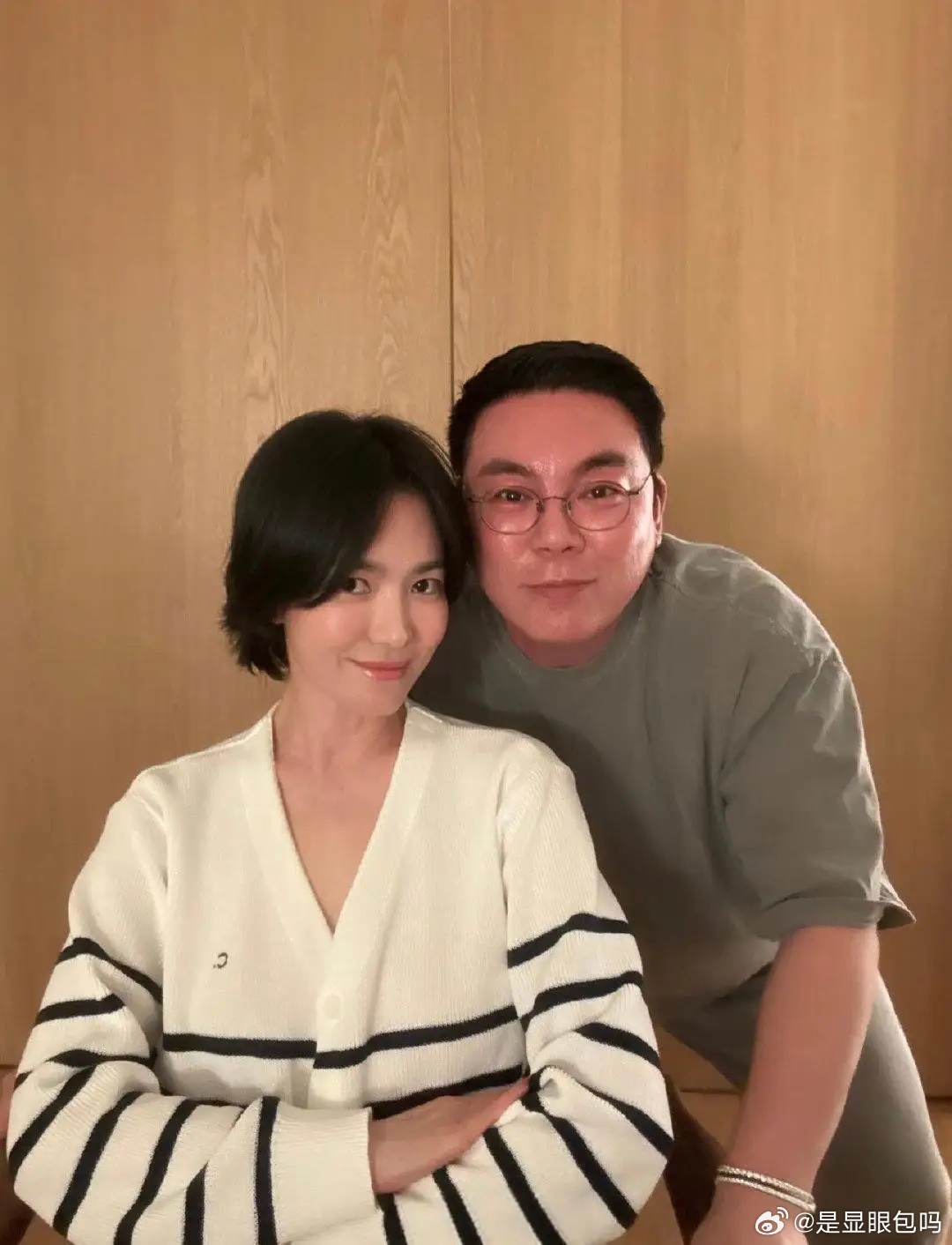 45岁宋慧乔和男性友人聚餐，她留着一头短发，脸好小，皮肤白皙，看起来好年轻啊！ 