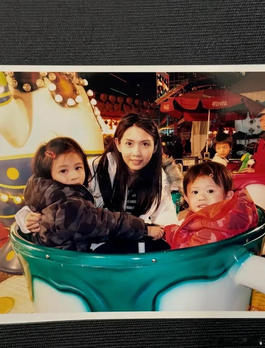 邱淑贞的大女儿沈月在社交平台上晒出了一张从未对外曝光过的母女照，这张照片看起来大