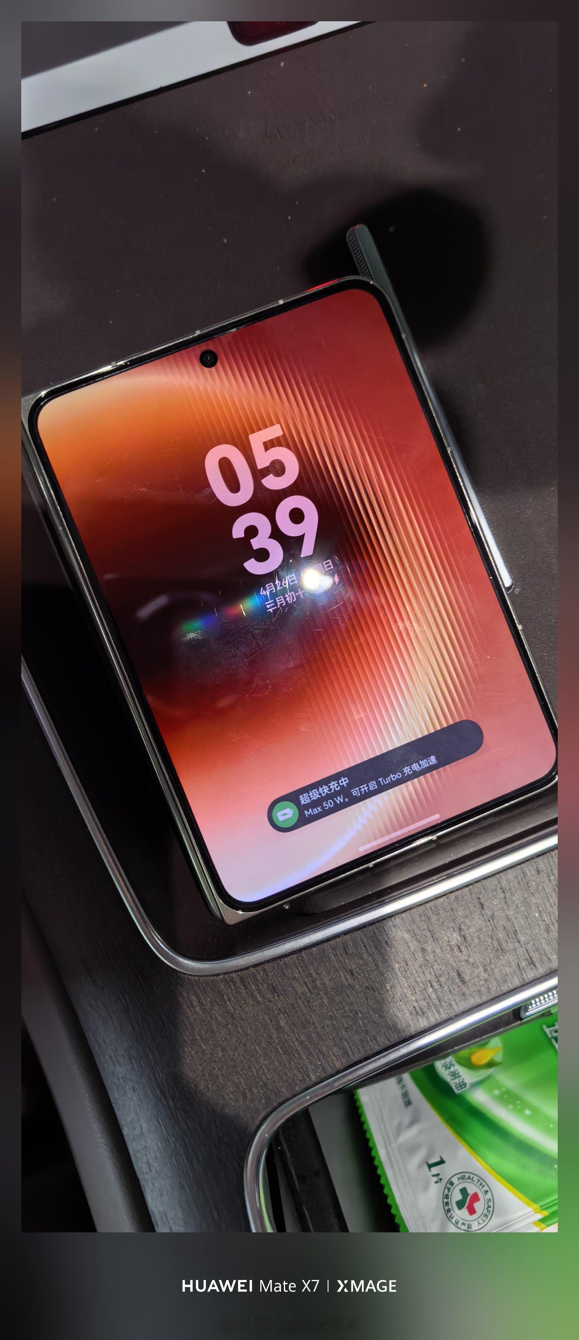 华为阔折叠Pura X Max在车上充电一点问题没有。 