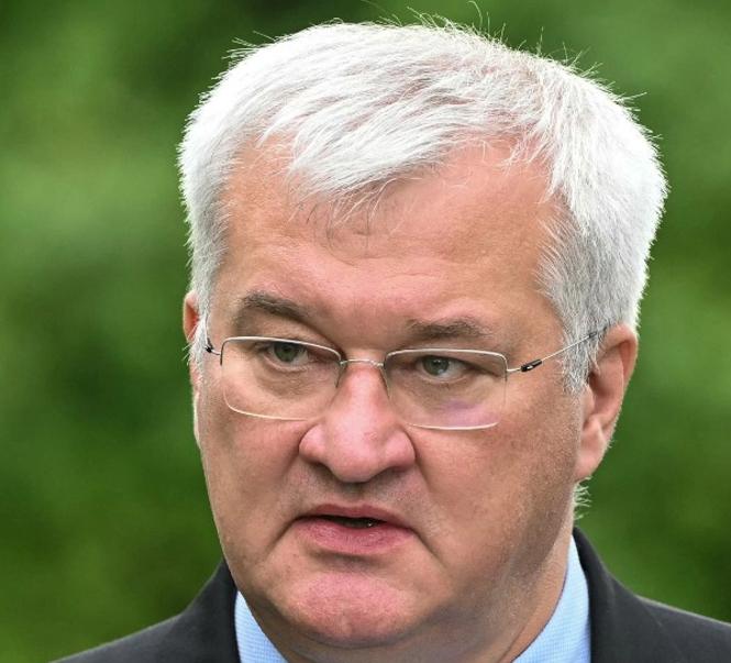 乌克兰被打瘸腿了，基辅开始要求“国际社会做出回应”。

前面莫斯科已经宣布，为反