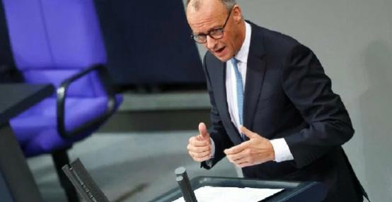 昨天国际舆论直接被德国总理默茨的操作炸翻了，在德国联邦议院的公开辩论上，他当着全