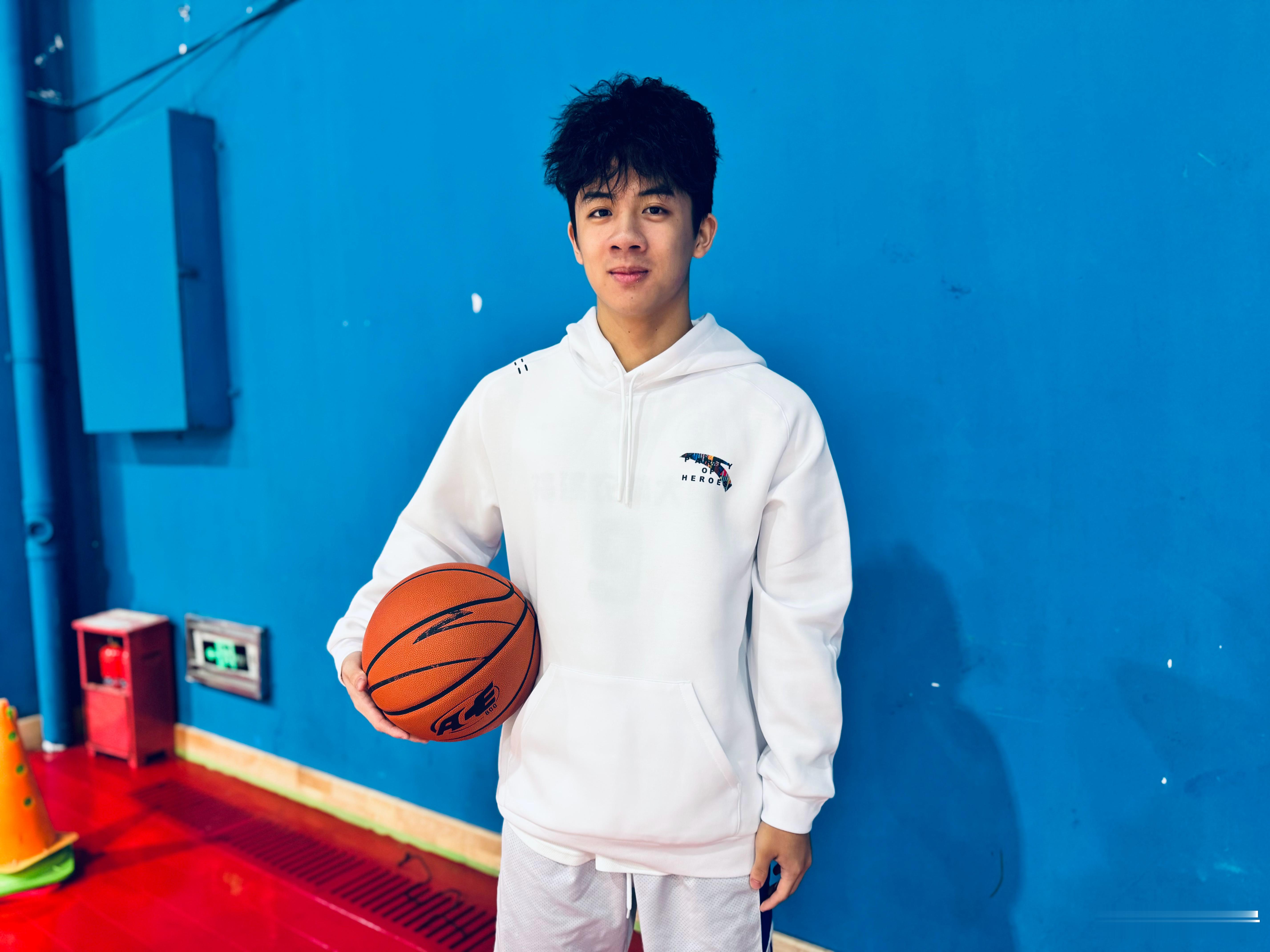 确实比我穿着帅  