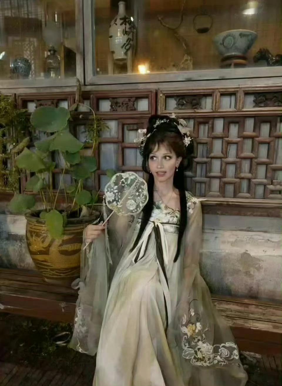 事实证明，洋人是真的不适合汉服啊 ​​​