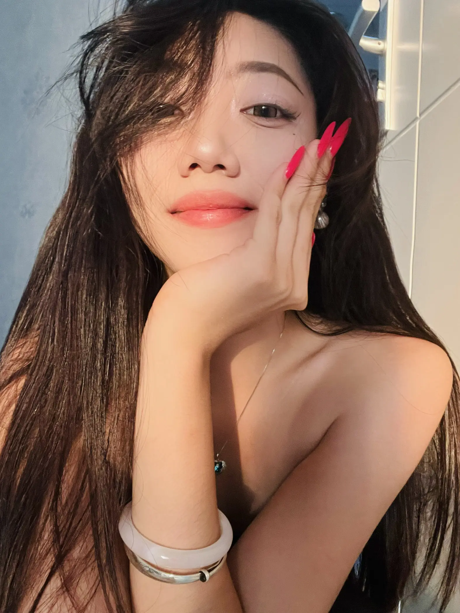 22岁 即没有26岁的成熟 又没有17岁的天真 像树上未熟的杏子 看着...