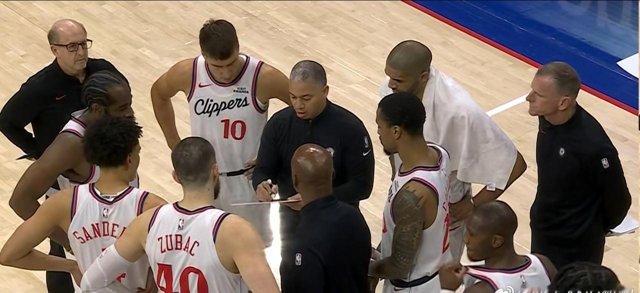 好不容易追上比分，泰伦卢派出保罗、哈登、博格丹、巴图姆、大洛的死亡五老，快船卒！