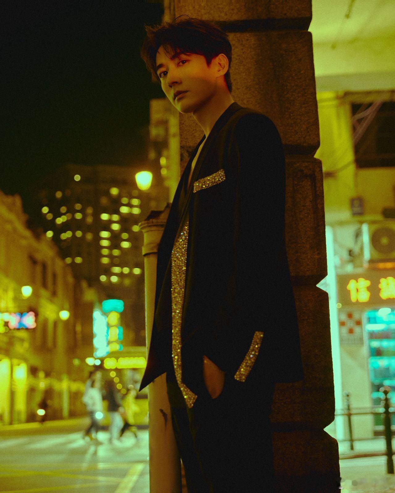 刘学义故事感完成度全靠眼 刘学义这组怼脸图直接封神！一个眼神拽住所有注意力，俯视