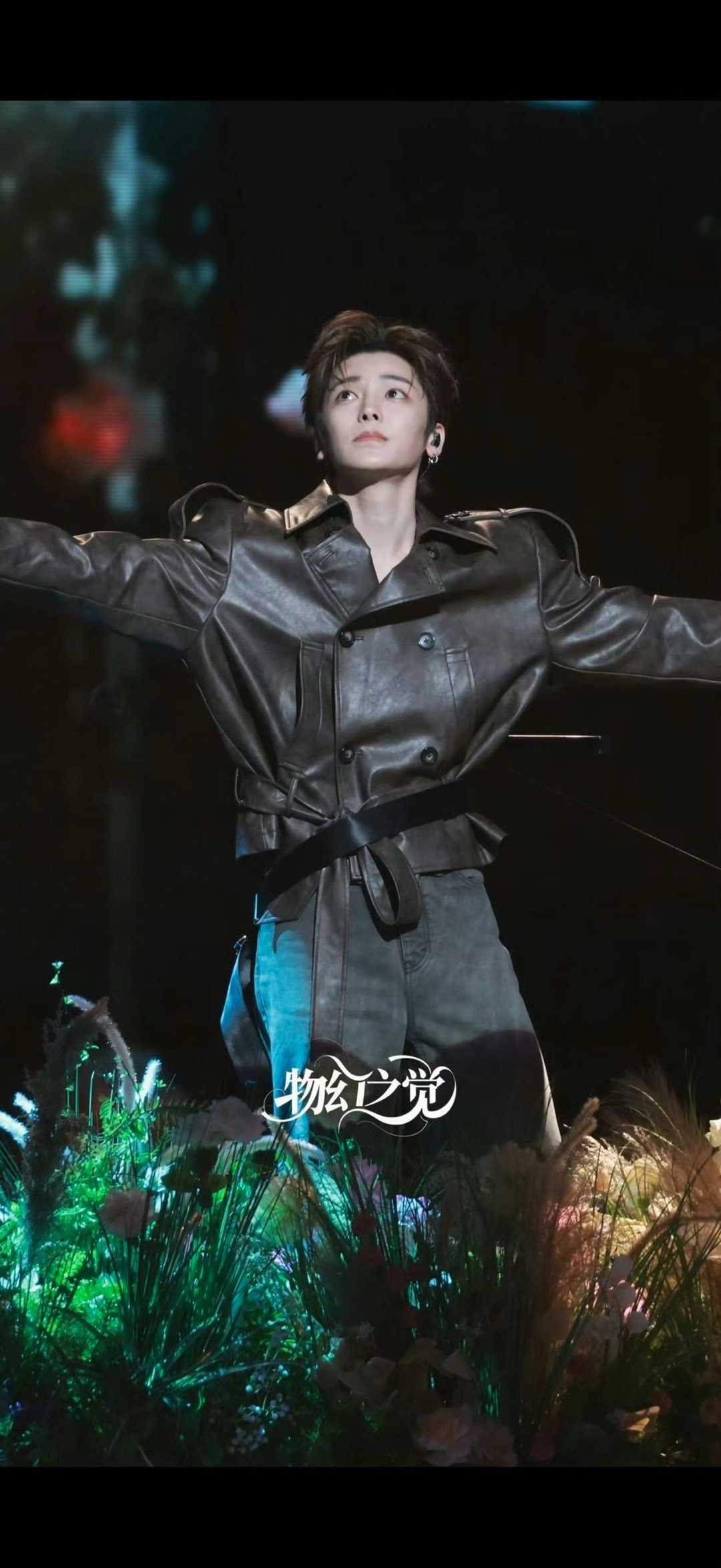 侯明昊生图vs精修图 侯明昊根本无需精修加持！生图里的他皮肤透亮、笑容清爽，精修