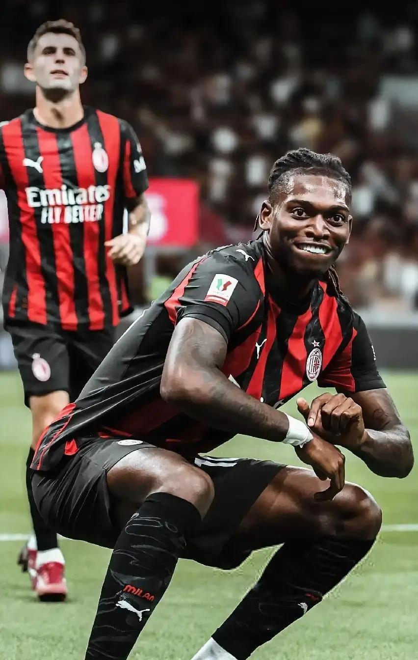 盯着莱奥和普利西奇的进球数据？你只看到了一半真相。米兰这套最贵的矛，恰恰也是最危