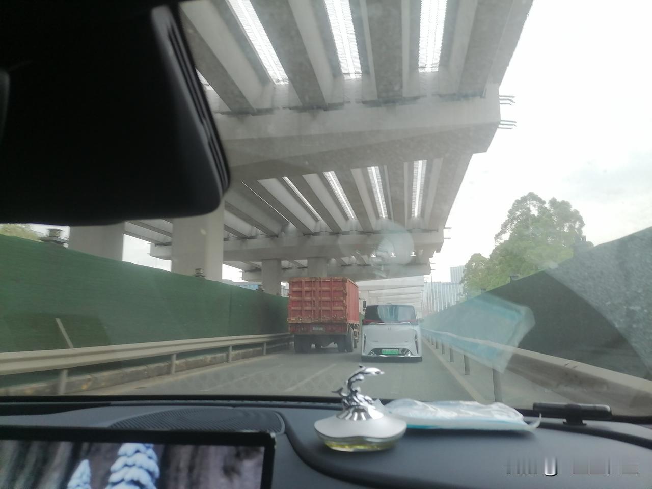 今天由大亚湾去坪山一路所见，深圳土地资源稀缺寸土寸金，开发强度相当大，建筑密密麻