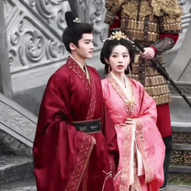 妈呀闫桉嫁金钗路透这个胸肌也太……第一次见穿古装还遮不住的胸肌，脸这么瘦没找到竟