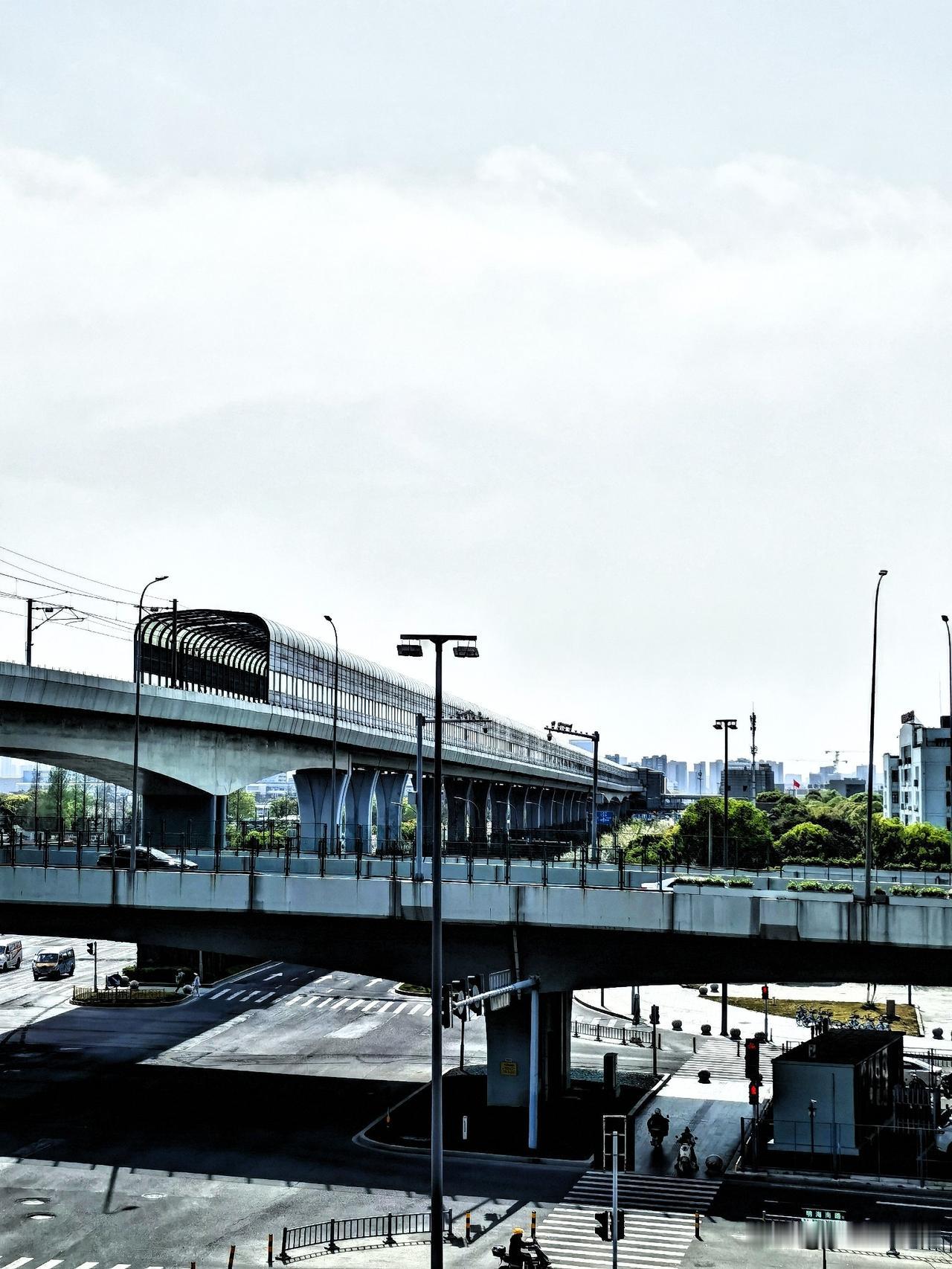 三官堂换乘，遇见春天。

去宁波大学坐地铁，在三官堂地铁站换乘，从5号线换乘2号