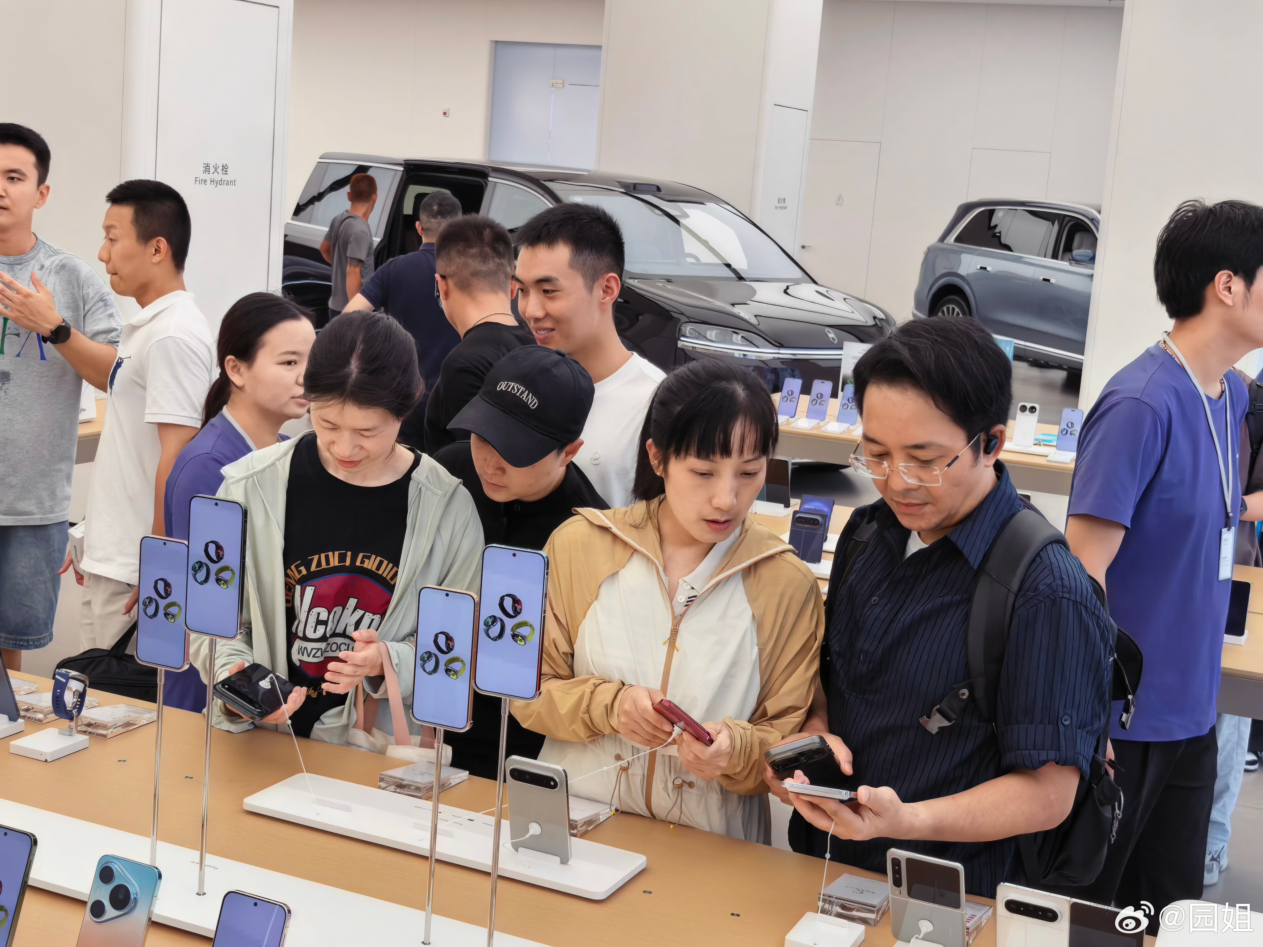 华为的新产品阔直板Pura X View，今天终于正式登陆全国线下门店，积攒了快