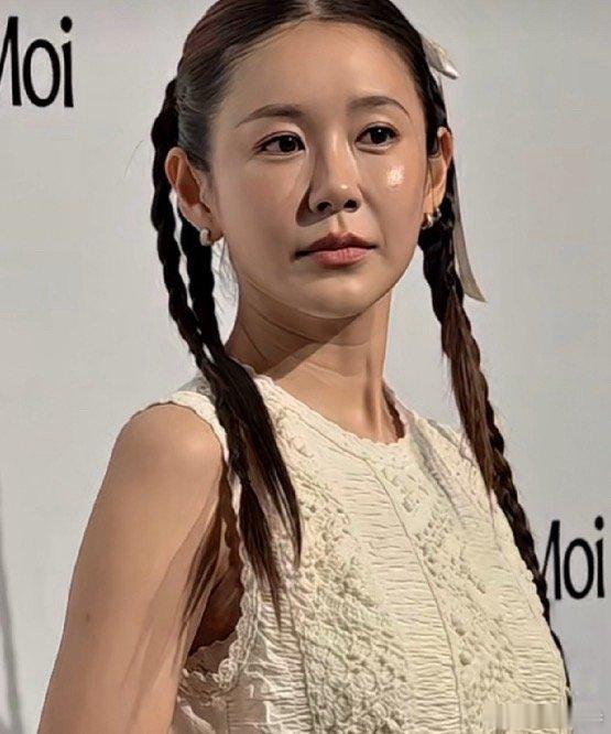 这就是，陈赫那个娃娃脸的老婆张子萱。 