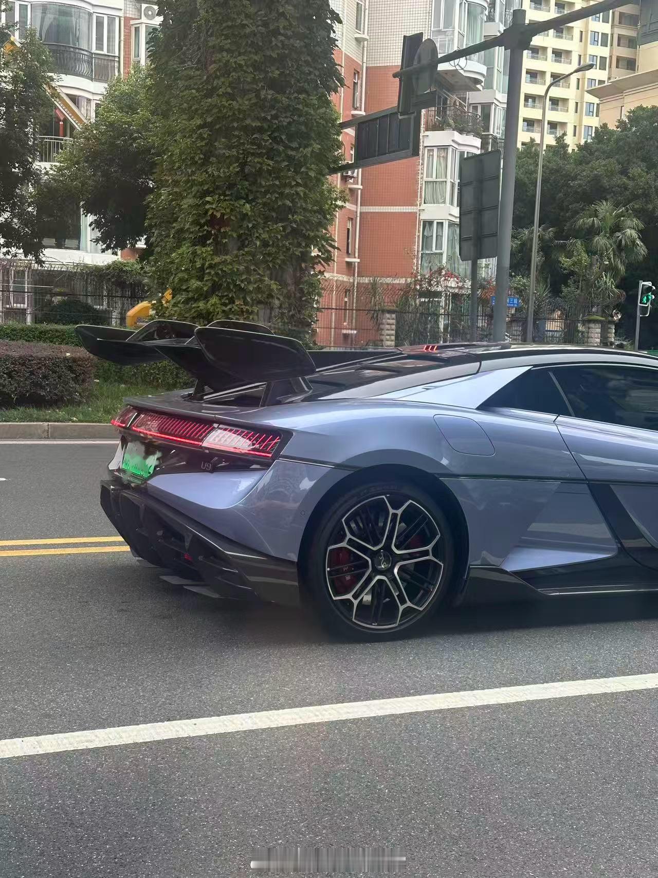 难得一见👍，估计应该是最好用的通勤超跑了吧。仰望 ​​​