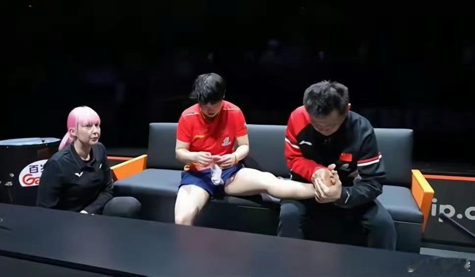 “孙颖莎‘铁脚’再亮红灯！旧伤复发背后，藏着国乒顶流8年的‘无声战役’”
 
1