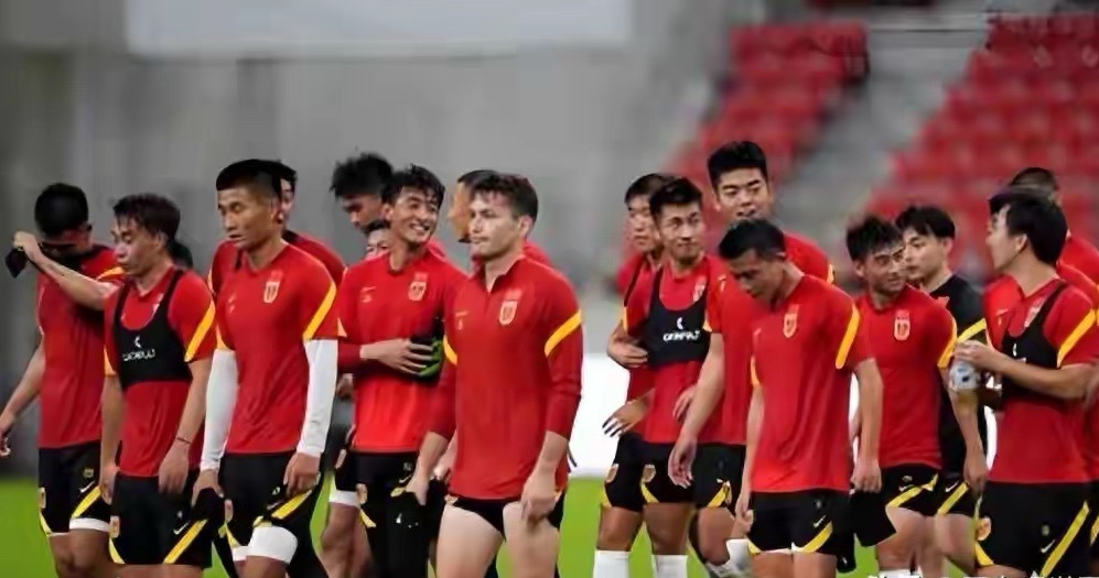 国足迪拜冬训落幕，新人留队悬念浮出水面。朱鹏宇表现最为亮眼，热身赛贡献1球1助，