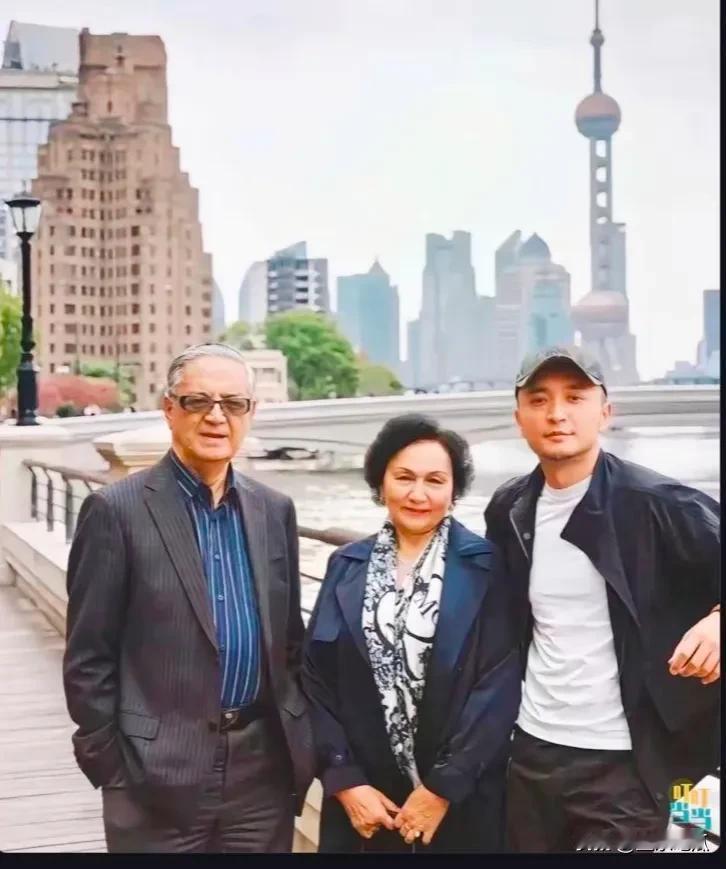 央视主持人尼格买提和父母亲合影一家人多么的幸福，父母都是高颜值，尼格买提遗传了爸