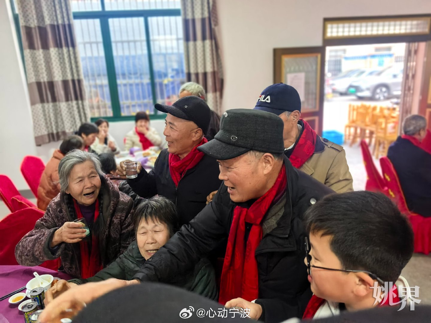 余姚七旬老人自掏5万请全村老人吃家宴 3月8日傍晚，宁波余姚朗霞街道新新村桑家自