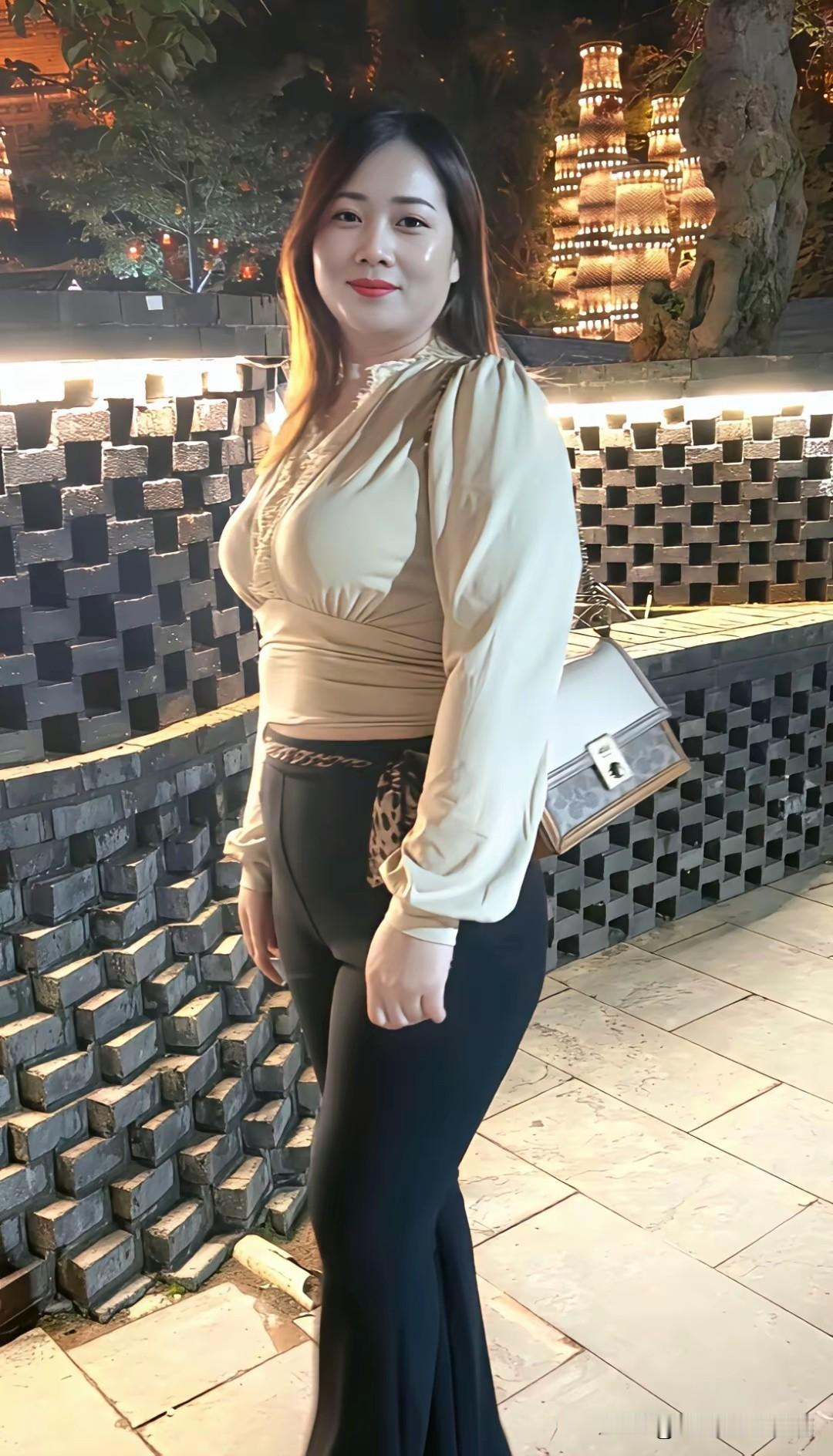 接纳自己，便是最美的模样
 
夜色温柔，灯火璀璨。从容自信的女子漫步夜景之中，笑
