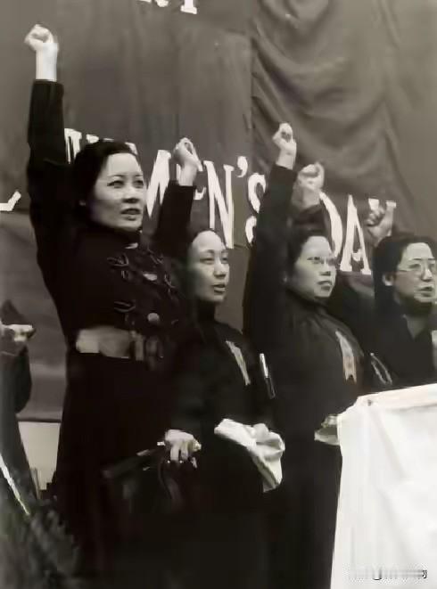 1938年武汉抗日集会上的宋美龄，彼时积极参与后方抗日宣传，凝聚各界力量。然而时