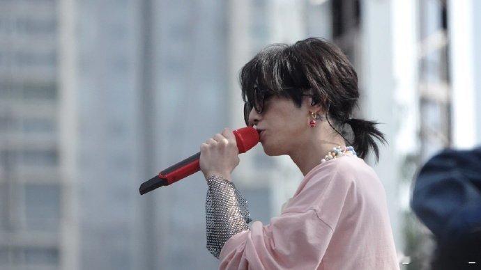 #华晨宇听到左立喊他冷少的反应#在华晨宇的演唱会上，左立再次以他独特的土味情话给