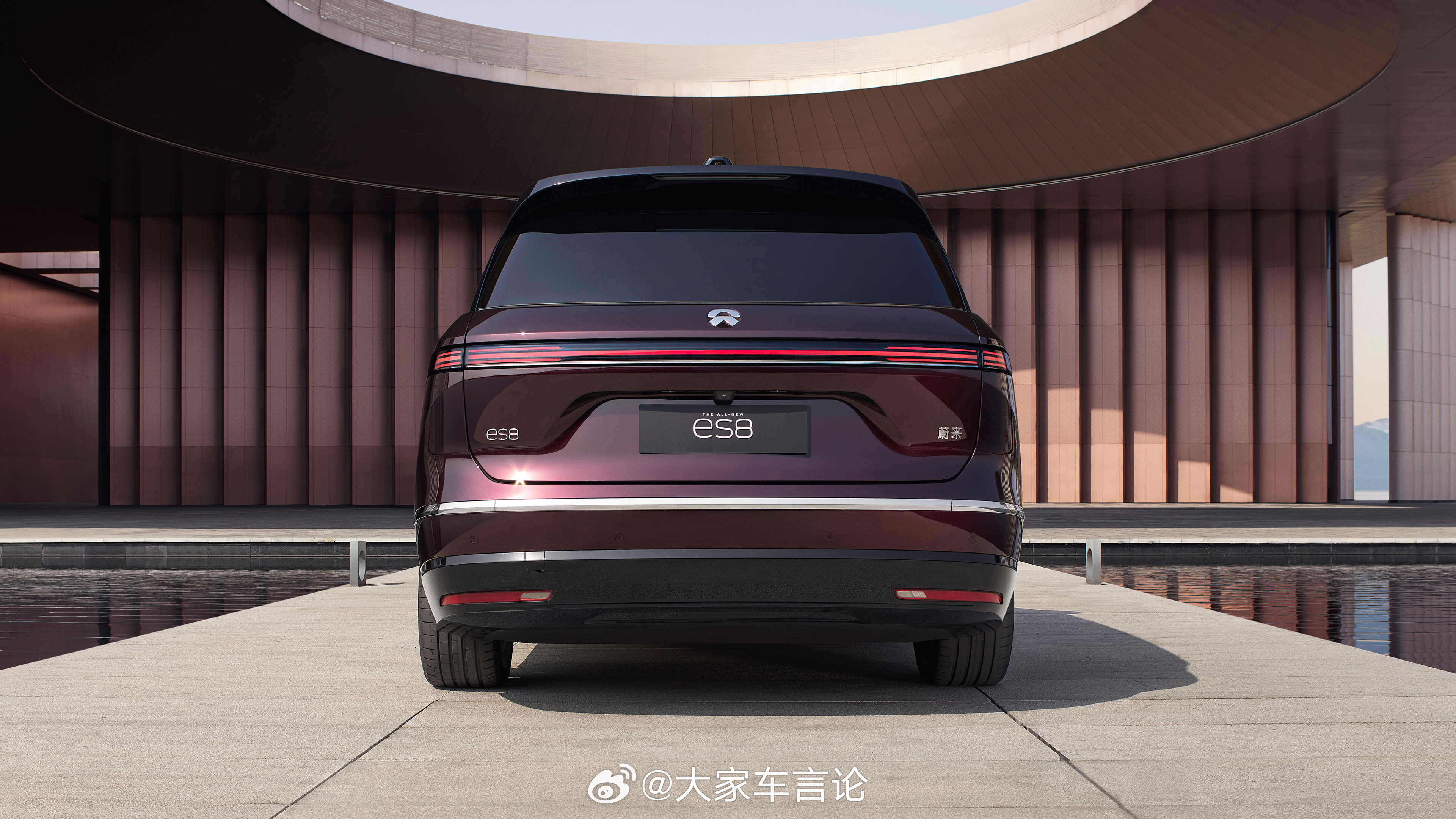 全新ES8新颜色「M42星云红」选配价格10000元。目前展车已陆续抵达201家