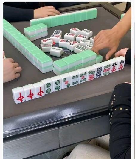 一位近55岁、开了15年麻将馆的老板分享掏心窝的感悟，直言长期打麻将的人到头来都