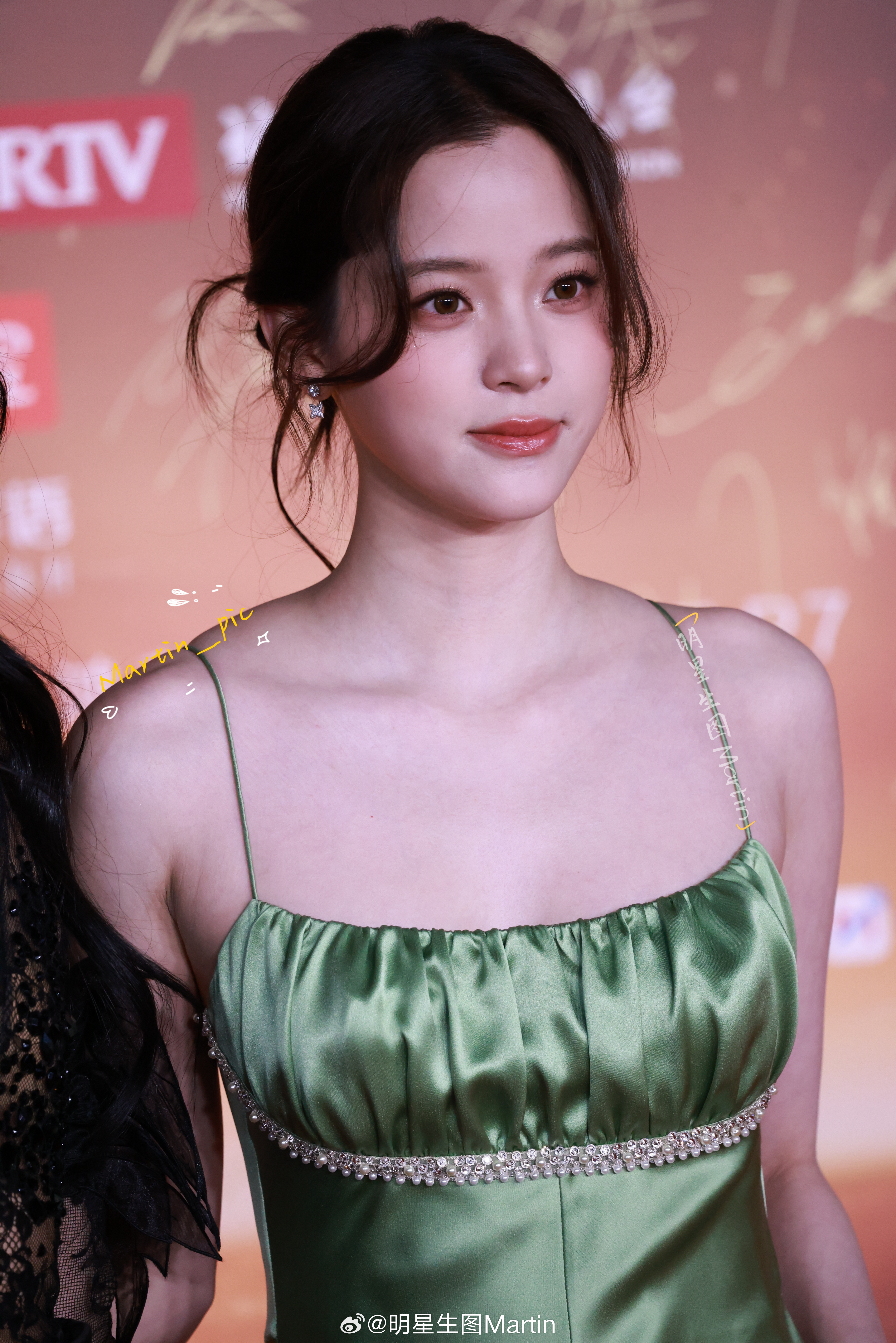 欧阳娜娜[超话]  欧阳娜娜微博之夜红毯生图法式油画少女娜娜，十足的千金感[羞嗒