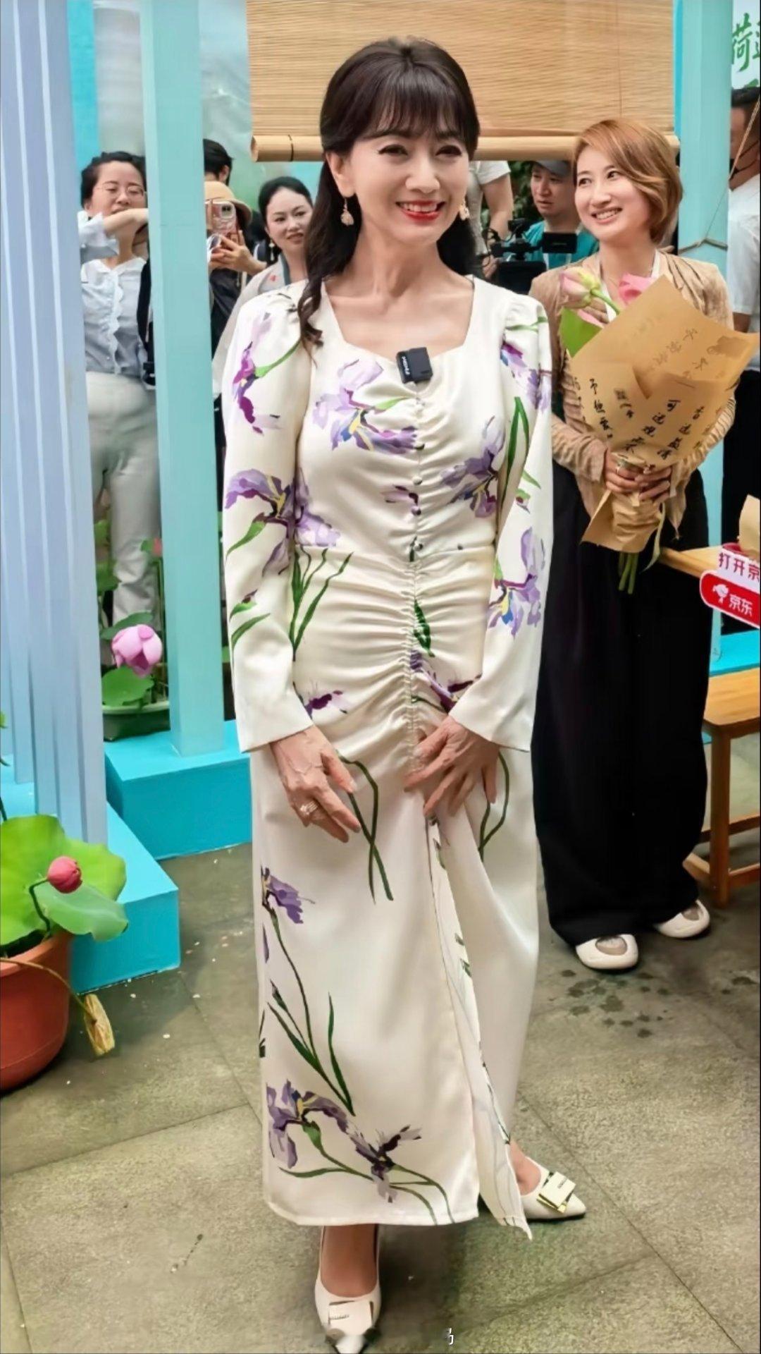 普通人72岁大多享受清闲生活，赵雅芝依旧活跃出镜，究竟是什么原因让她一直不停歇？
