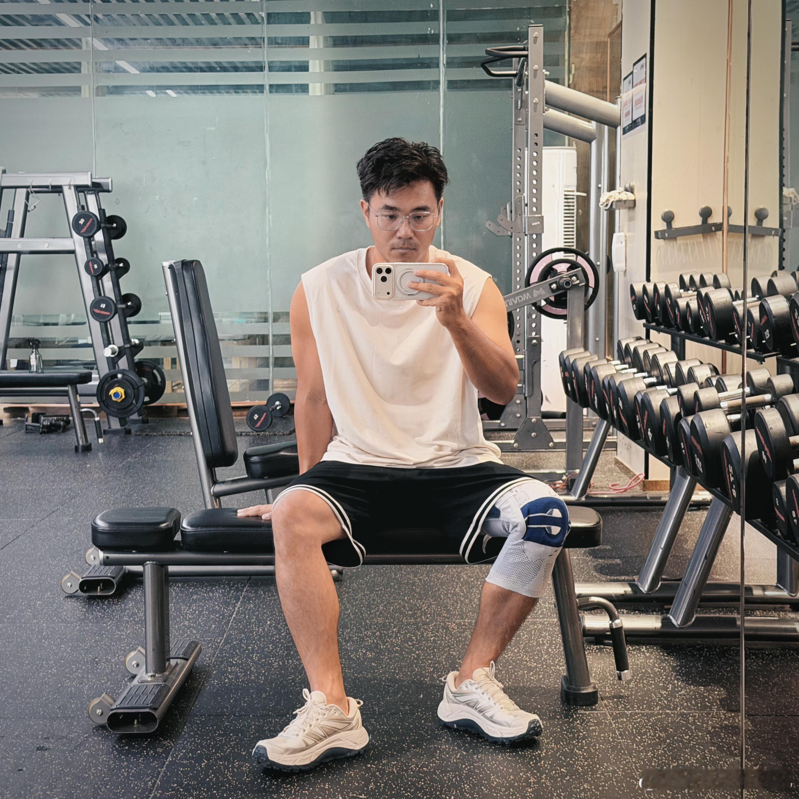 练完腿以后是真下不了一点台阶啊[泪奔]一周练一次，一次疼一周。 ​​​
