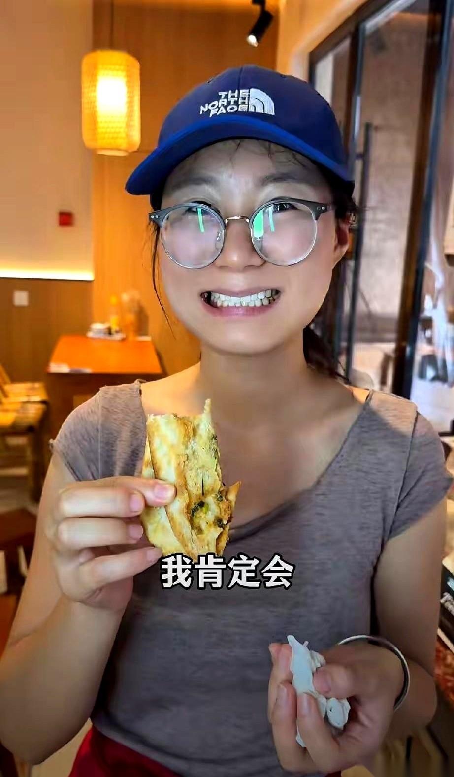 老板硬塞给一个18岁的暑假工一万块，说好的工资，其实只有三千。
我看到这事儿第一
