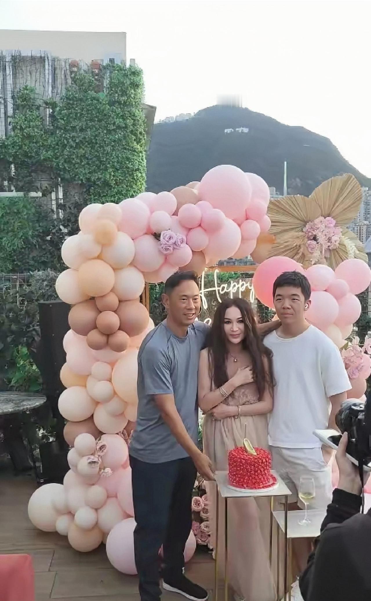 近日，温碧霞庆59岁的生日，老公何祖光在户外为她举办了一场浪漫的生日派对。

温