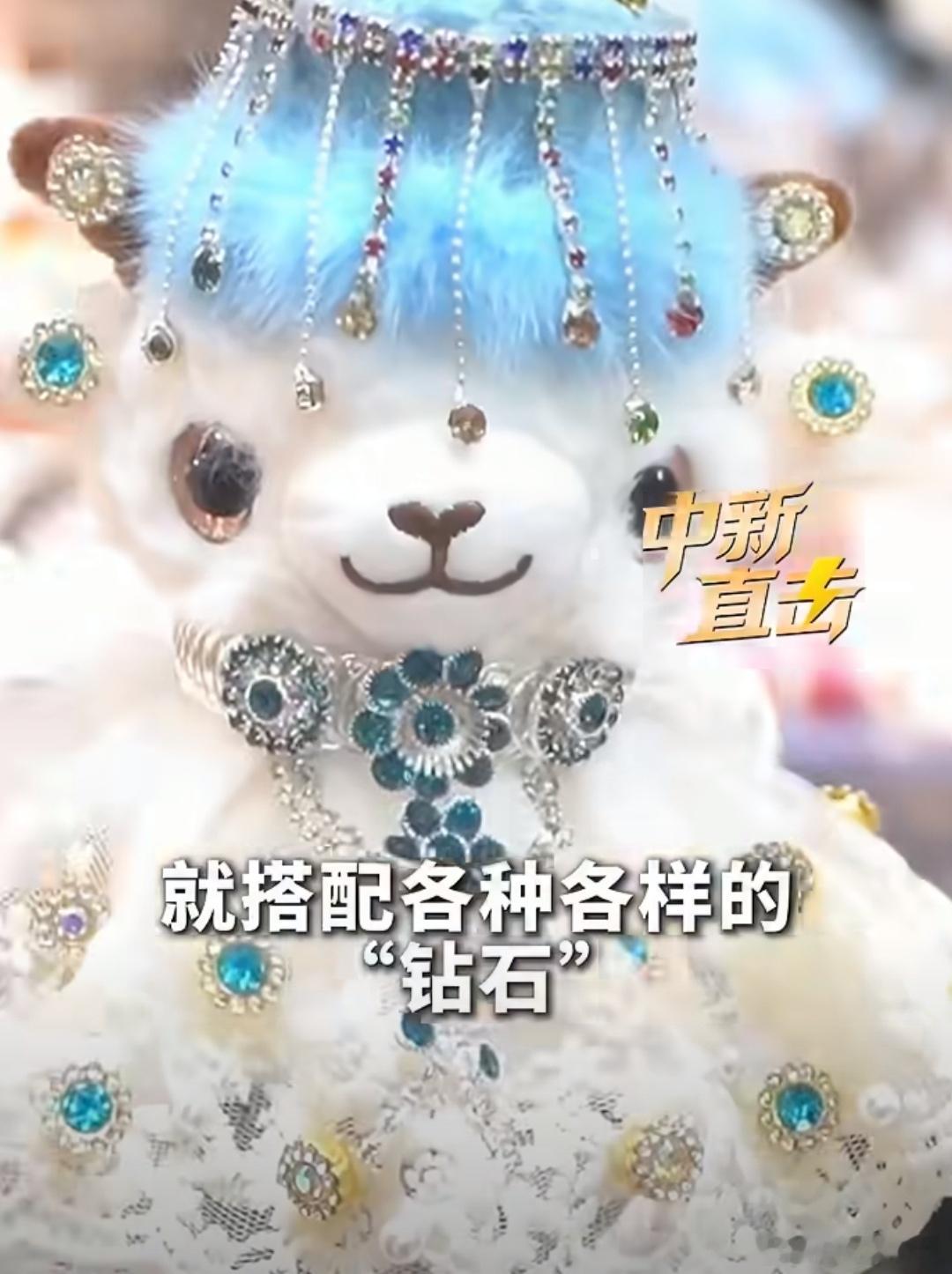 新疆拉布布摊主手要抡冒烟了新疆“富贵小羊”文创玩偶近期火爆出圈，摊主阿卜都拉·艾