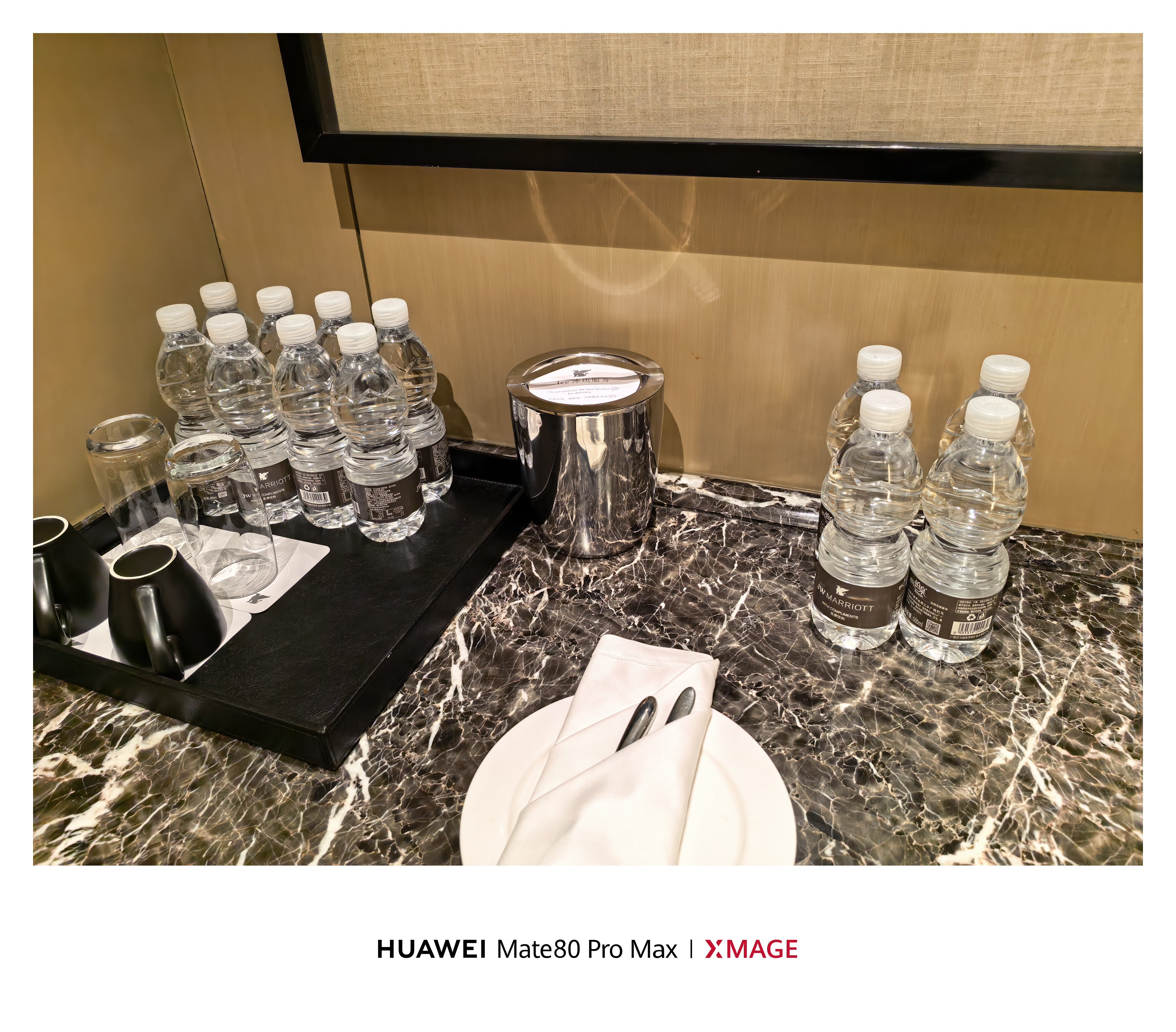 我让酒店服务员给我多放几瓶水谁知道他给我放了一提