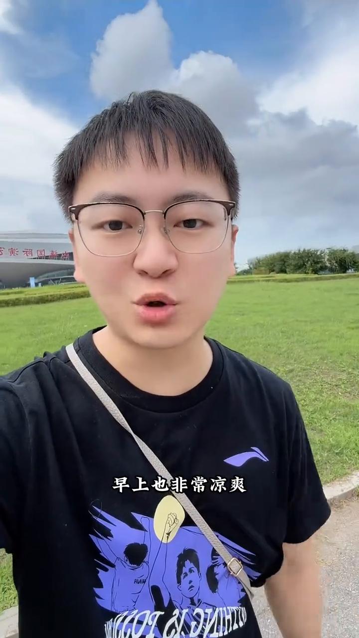 姐们，姚老今天又来到大连体育中心体育馆了，今天继续给楚青比赛加油。大家看到大连天