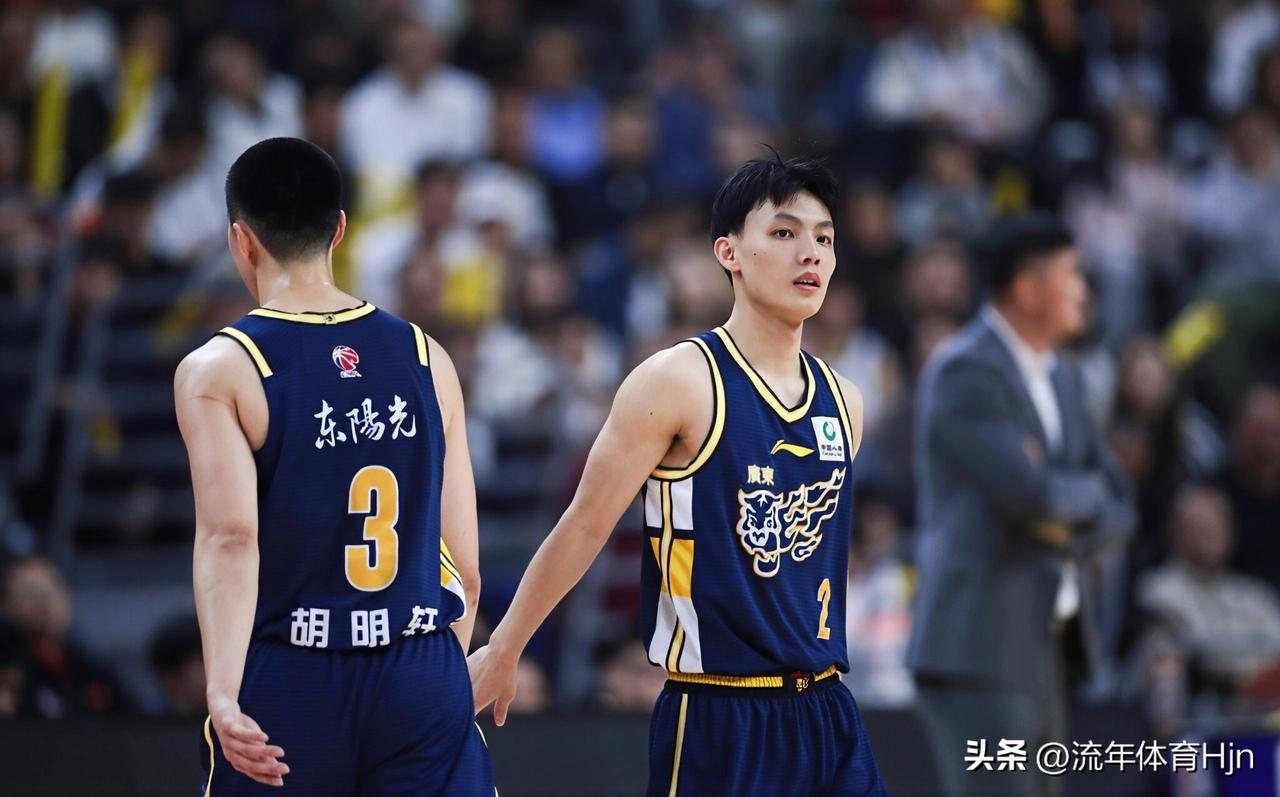 广东男篮艰难战胜江苏男篮，比赢球更让人开心的是队员们都找到适合自己的位置。

本