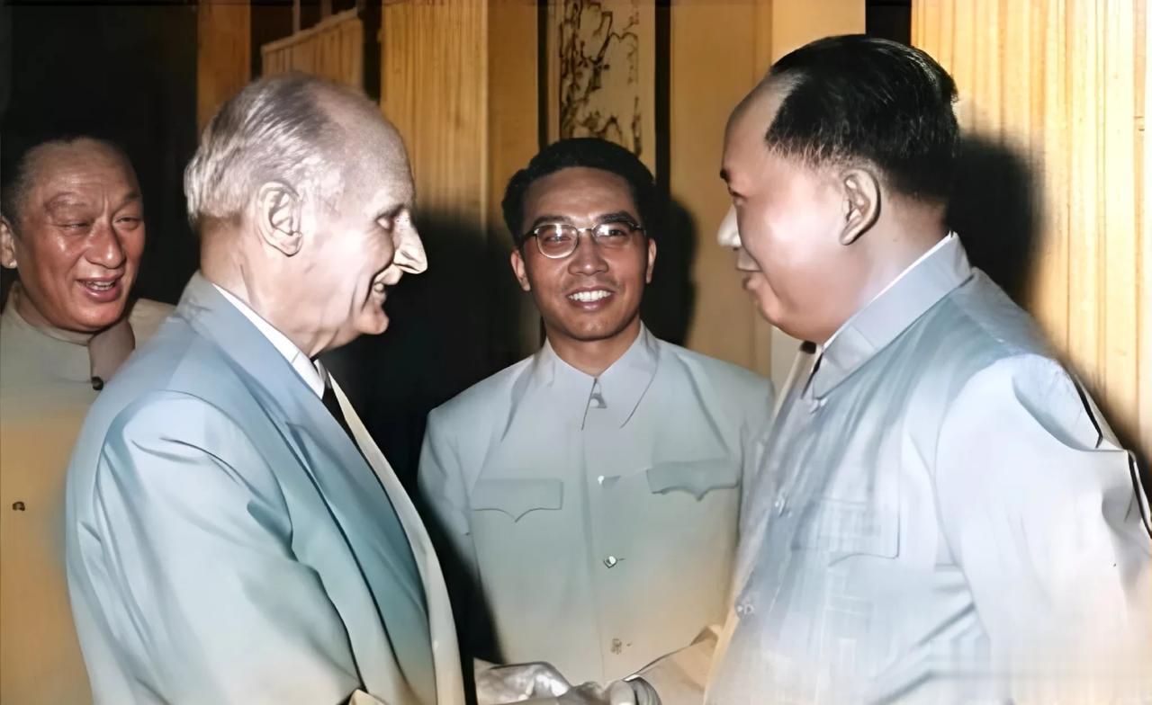 当蒙哥马利离开北京，准备到包头旅行时，突然问：“要不要拨一下表？”在场的人，竟一