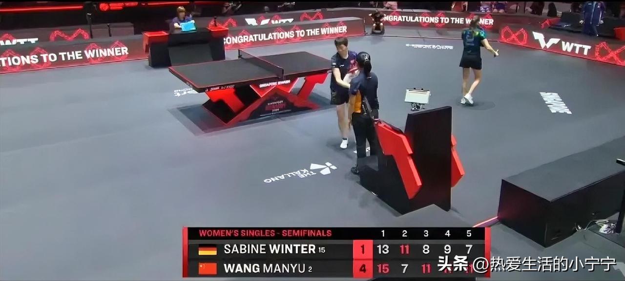 一名优秀的球员，不光要有扎实的基本功，更要有聪明的头脑，和临场的应变能力，以及迅