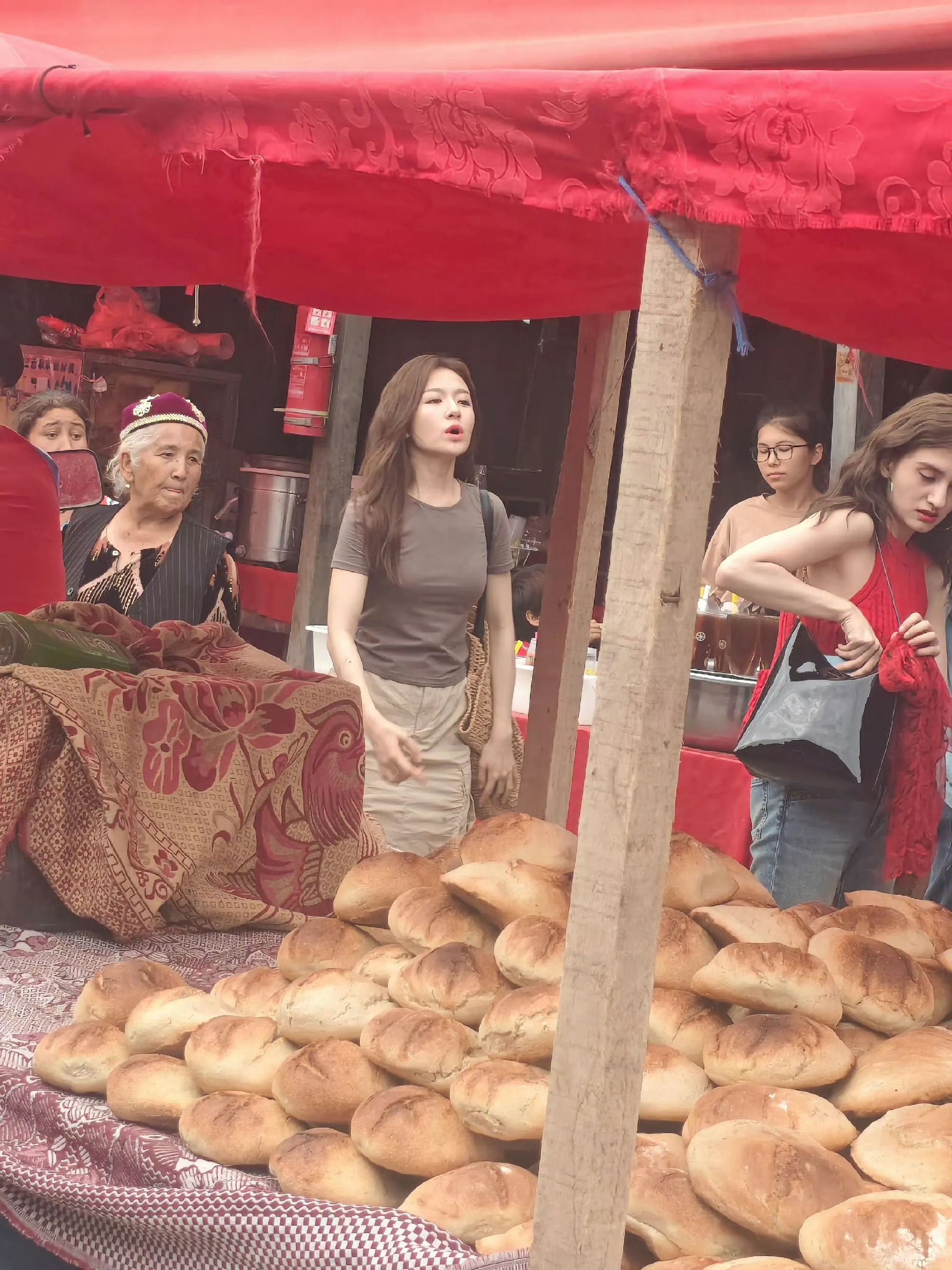 李兰迪生图好美妹宝就这样扛过任何镜头我们兰迪的颜值真的没话说！ 