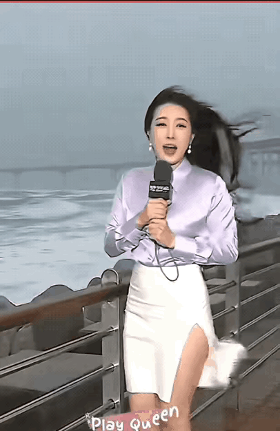 在海边报道台风实况的记者太敬业了，有生命危险‼️最后被台风吹走的是假发嘛？台风吹
