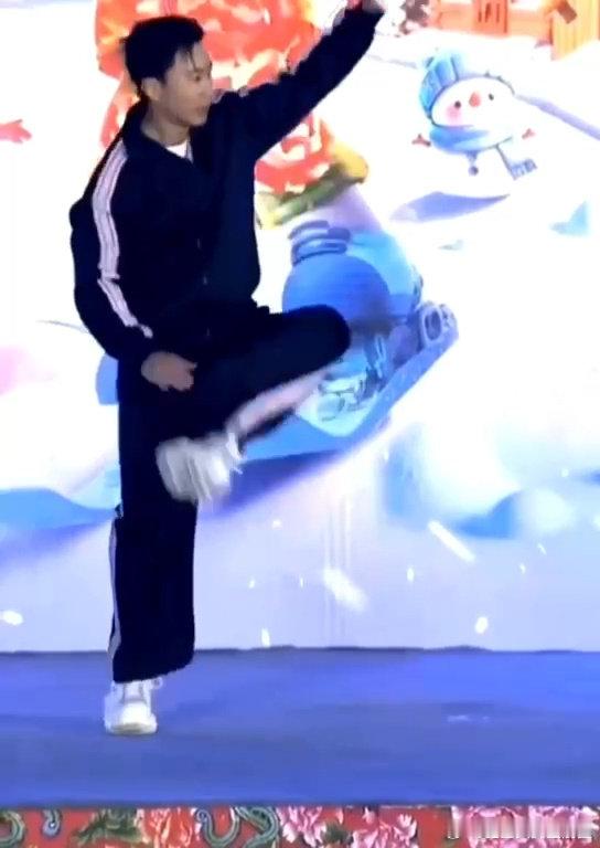 苏炳添不语只是一味做俯卧撑 谁能想到，跑得飞快的苏炳添，跳操时竟然这么“萌”！胯