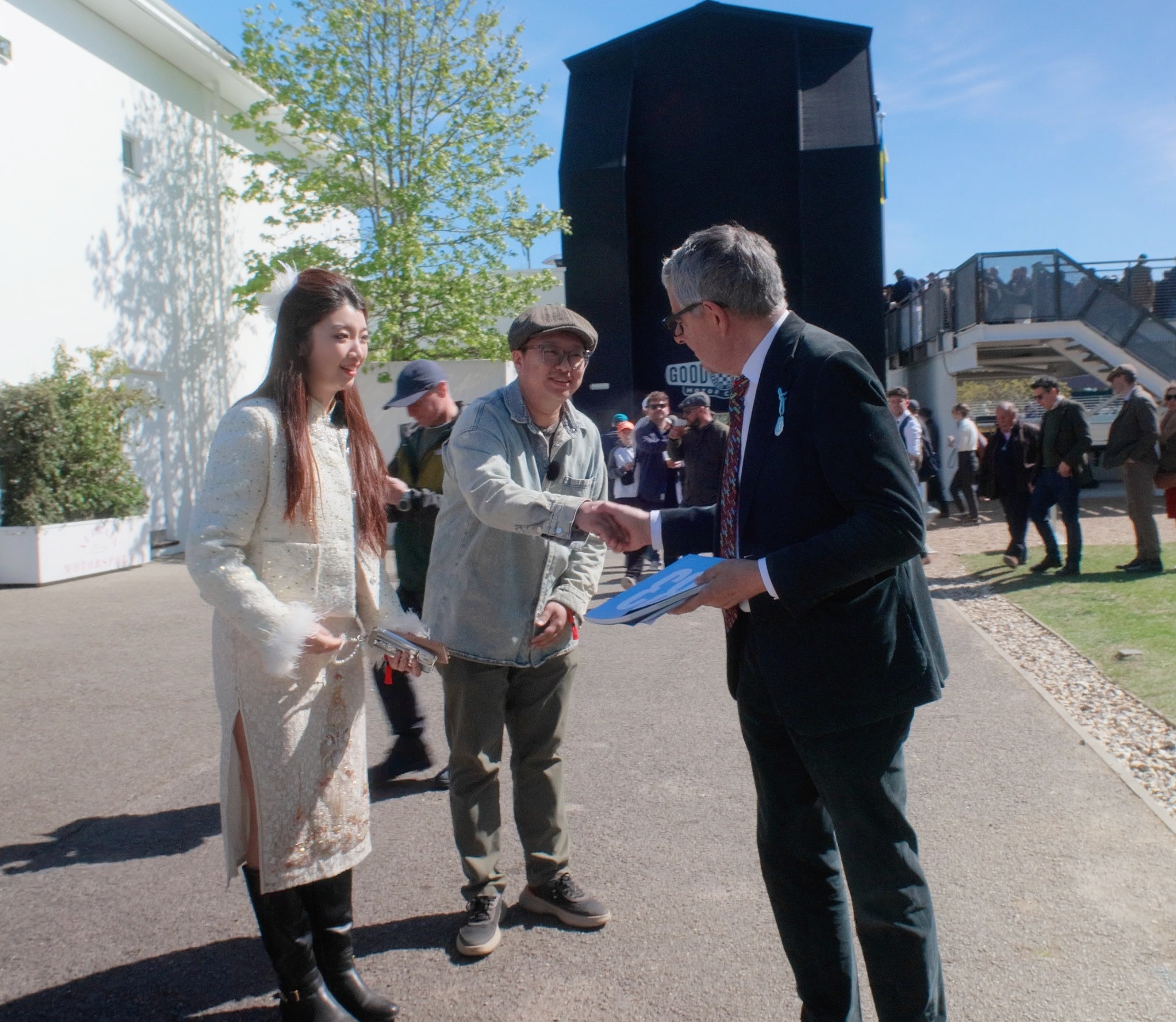 也是和憨豆先生见过面了，这手我一时半会儿不准备洗了。 