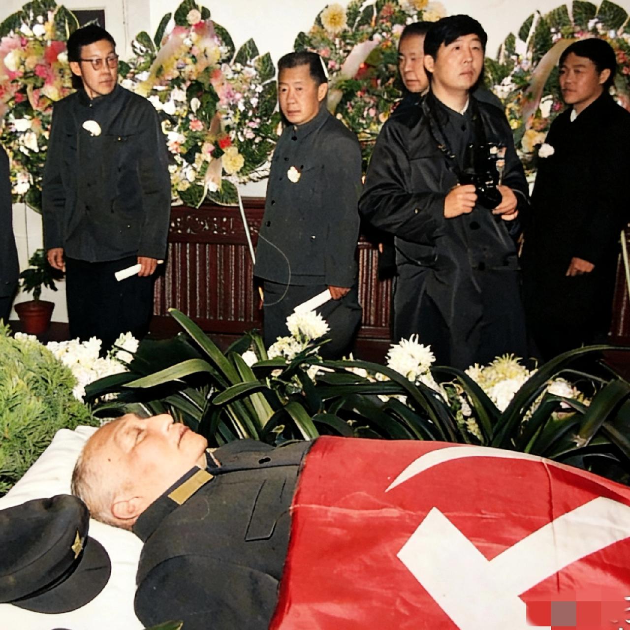 1986年，唐亮上将的告别仪式上，这一张罕见留影看得人心里酸酸的！镜头里老将军静