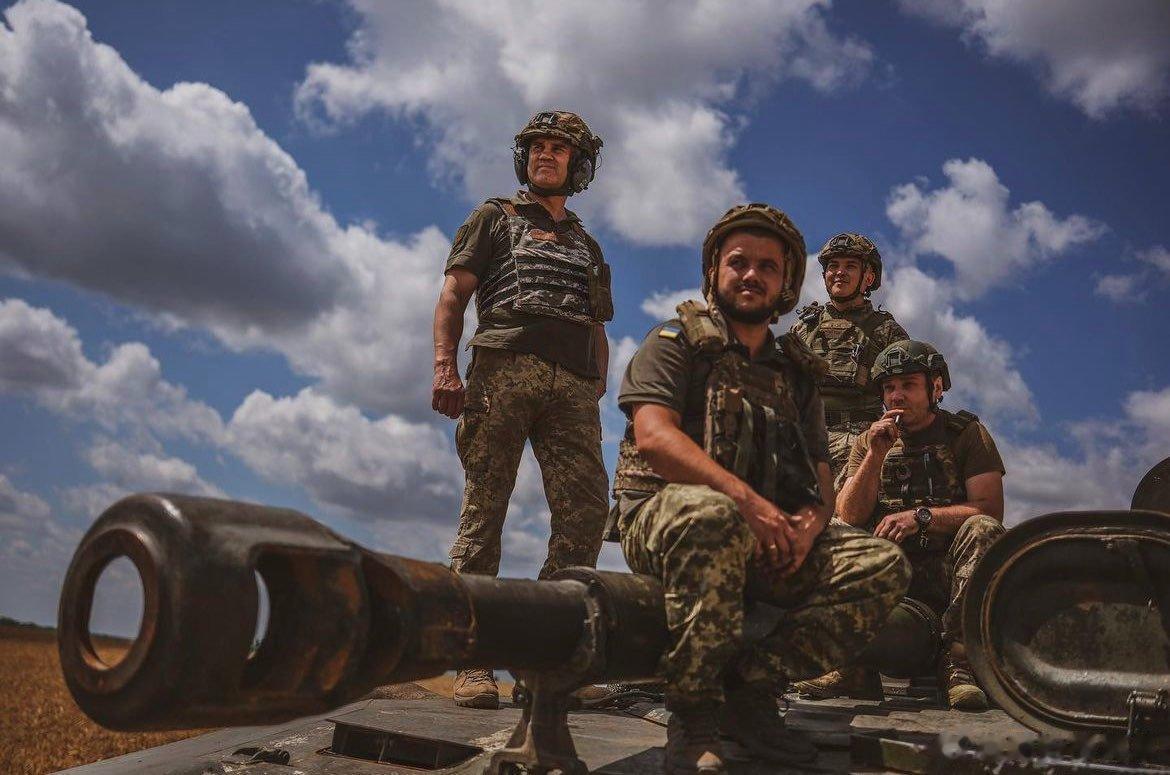 泽连斯基对外演讲时透露：“乌军正在夺回巴赫穆特和另外两个城市，这两个城市的名字我