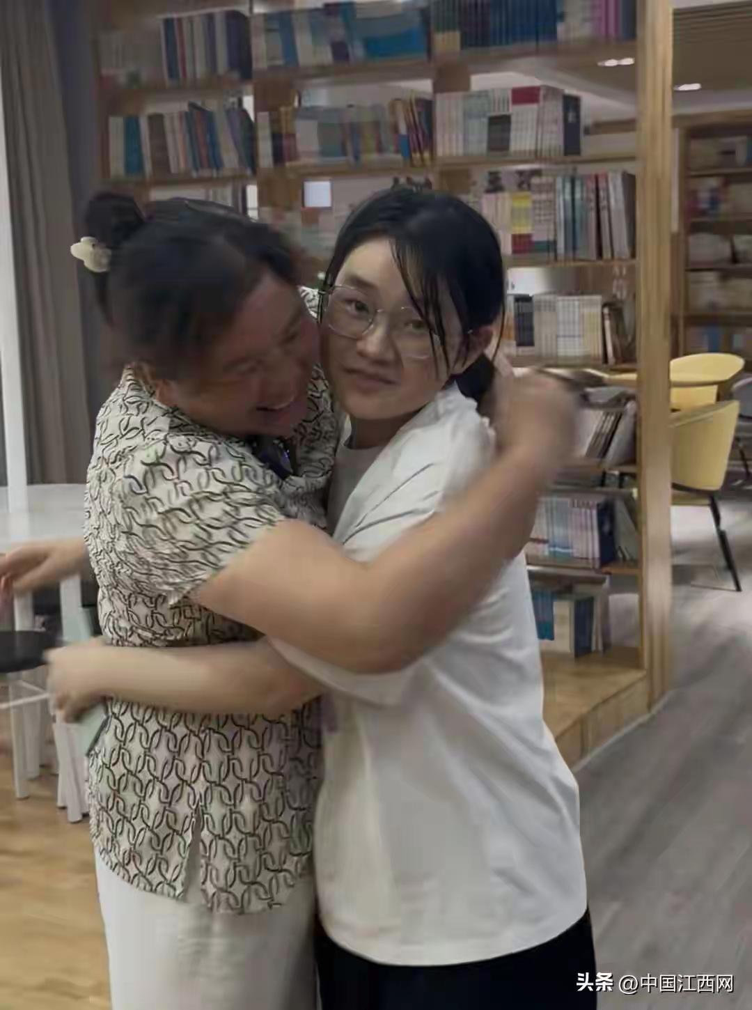 四川一单亲妈妈工地扛钢管供女儿读书，高考出分日查不到具体分数，分数被屏蔽，母女相