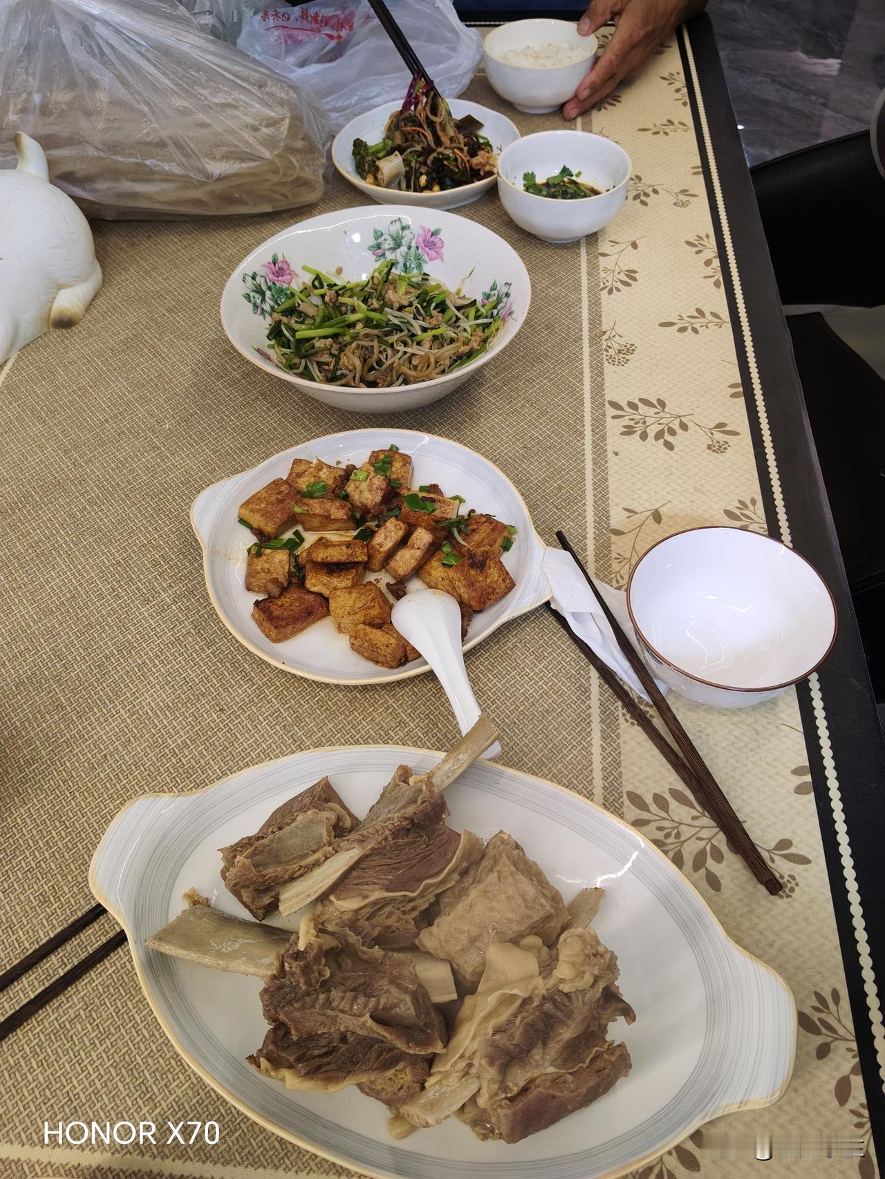 昨天晚上去闺女家吃饭了，本打算让她来我这，后来她说让我吃现成的，我就去了她家。姑