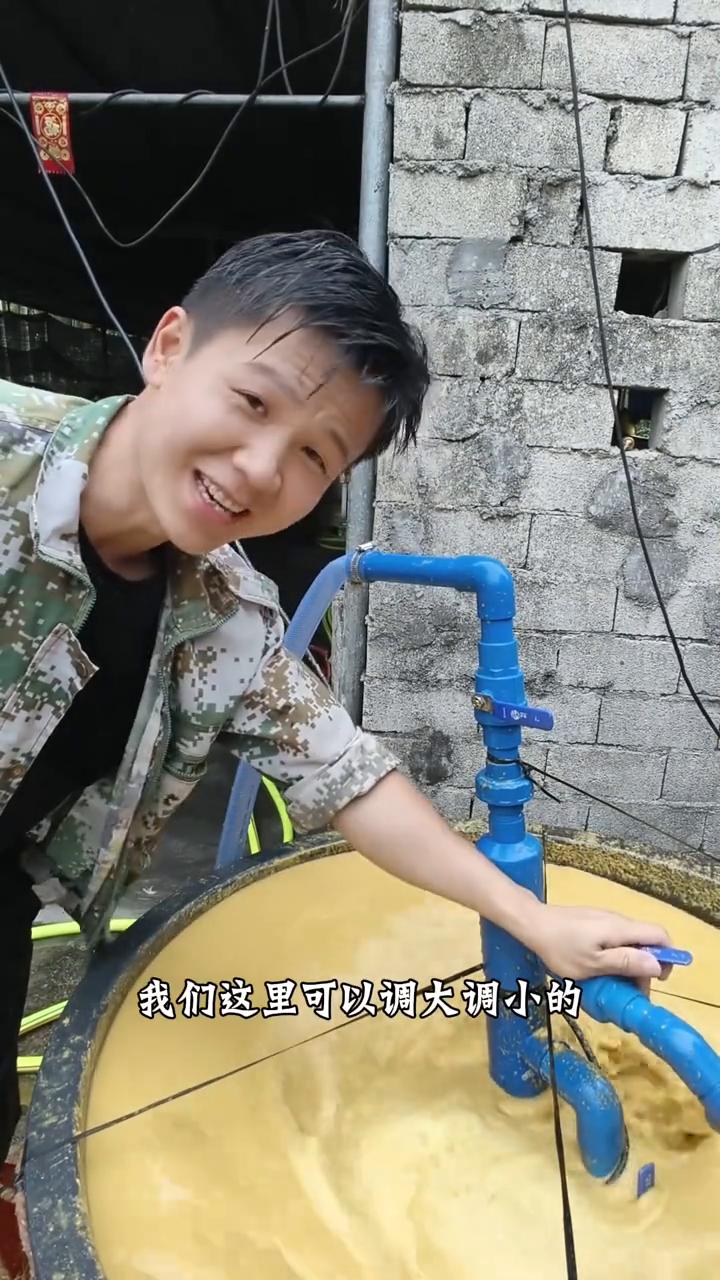 自制喂猪蓄水池，喂猪神器养猪更方便。
已经满满的一锅了，这里可以调大调小的，帮老