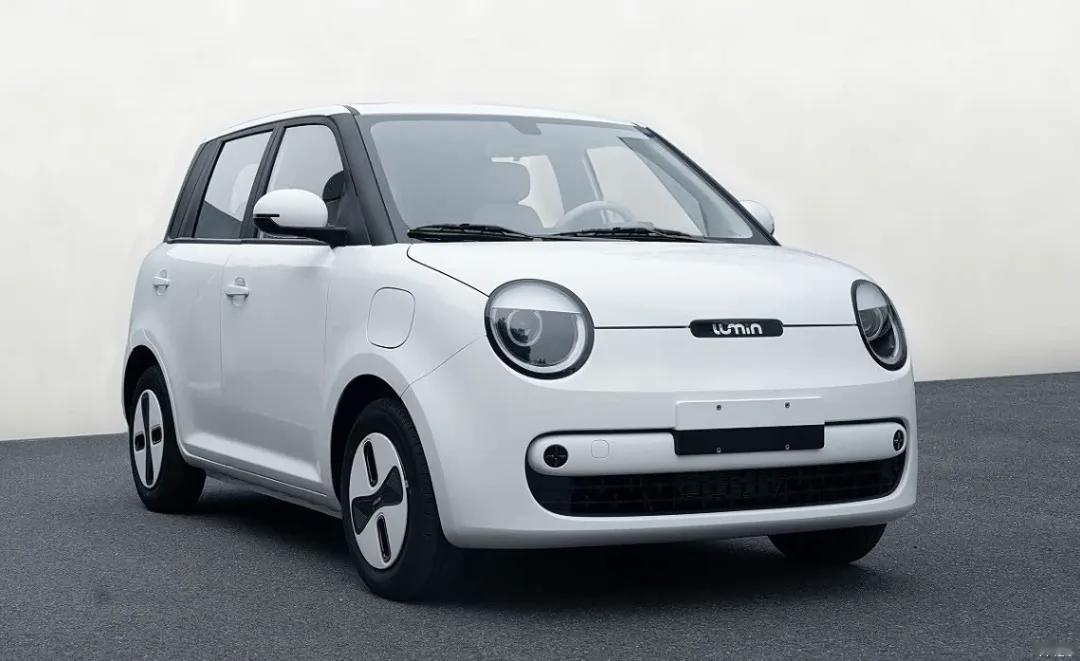 现款长安Lumin销量一直是杠杠的，不知道这款四门版如何？新车轴距超2米，这下后