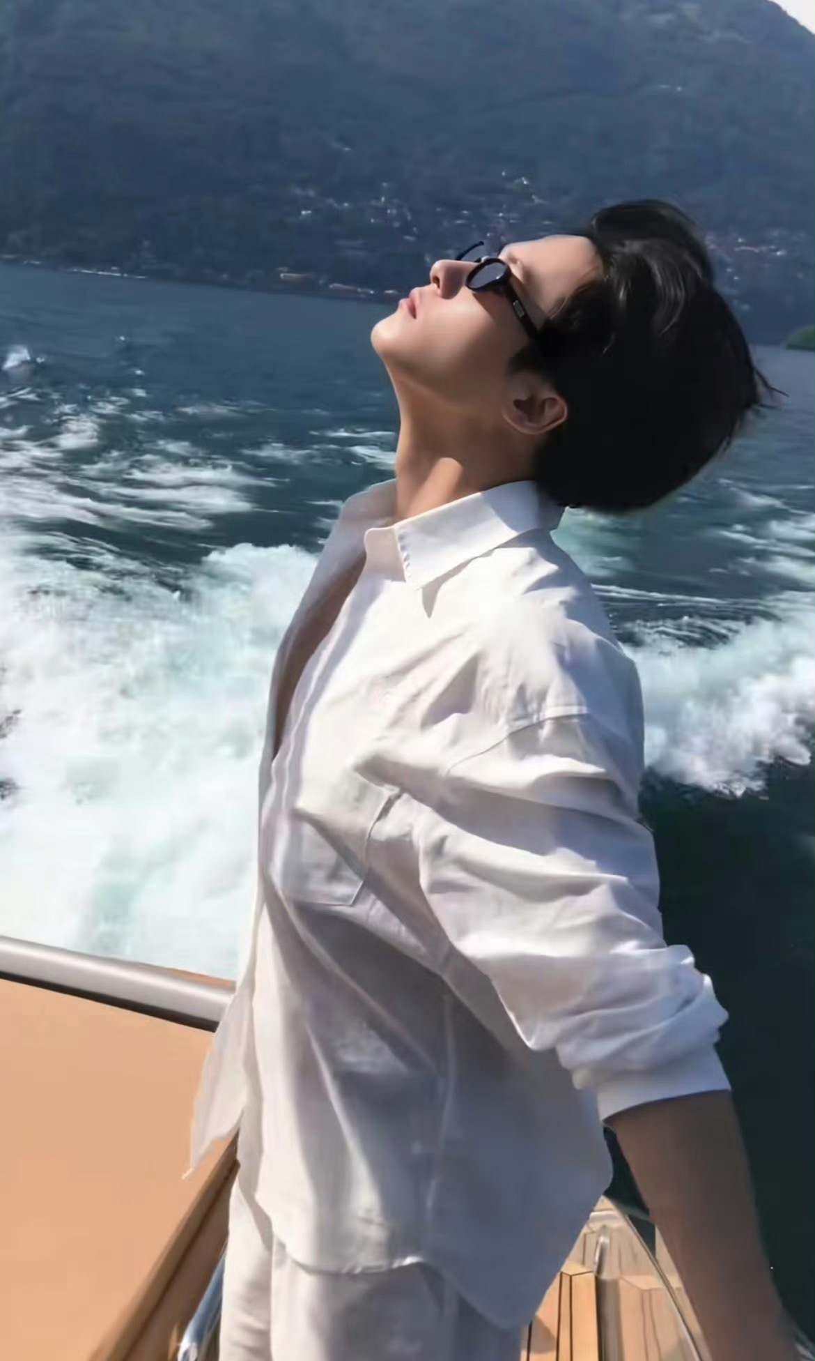 看海还是看檀健次海边氛围感直接拉满，美景固然治愈动人，可目光全然忍不住落在檀健次