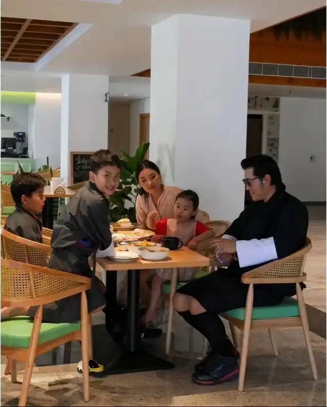 不丹国王一家子出来营业啦，三岁小公主穿粉裙软萌亮相，这次佩玛王后真的赢麻了 
